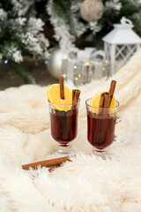 Obraz na płótnie Canvas Mulled vine in transparent cups with lemon and cinnamon