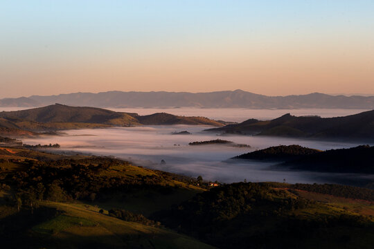 Cunha, S&atilde;o Paulo, Brasil: Amanhecer na Serra da Bocaina no Vale do Para&iacute;ba no Estado de S&atilde;o Paulo. cidade faz parte da Estrada Real, entre Ouro Preto e Paraty