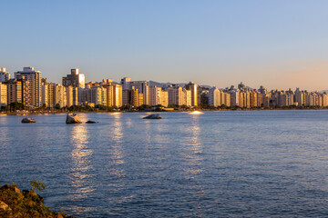Obraz premium Cityscape of the Florianopolis city at sunset in southern Brazil. Boardwalk by the sea. Landscape. Nature.