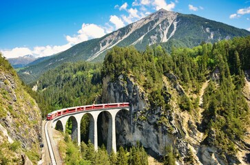 Eisenbahnbrücke in der Schweiz. Landwasserviadukt in Graubünden bei Davos Klosters Filisur. Emblem der Eisenbahngesellschaft.