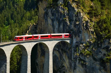 Papier Peint photo Viaduc de Landwasser Pont ferroviaire en Suisse. Viaduc de Landwasser dans les Grisons près de Davos Klosters Filisur. Emblème de la compagnie ferroviaire.