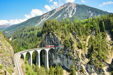 Papier Peint photo Viaduc de Landwasser Pont ferroviaire en Suisse. Viaduc de Landwasser dans les Grisons près de Davos Klosters Filisur. Emblème de la compagnie ferroviaire.