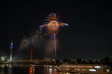Naklejka premium Feuerwerk - Nacht - Düsseldorf