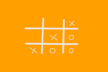 Juego de estrategia sobre un fondo naranja liso. Vista de frente y de cerca. Copy space