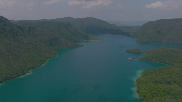 Guatemala, lago, laguna, mar, rio, azul, laguna brava, vacaciones, descanso, tranquilidad, monta&ntilde;as, neblina, barco, bote, lancha. 