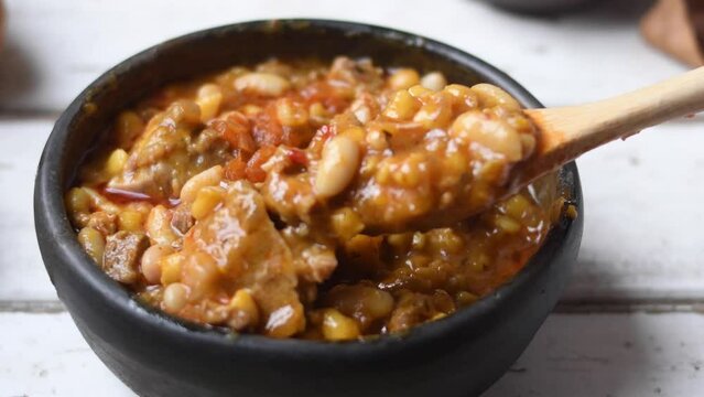 Locro tradicional argentino. Es una comida caliente, nutritiva, con prote&iacute;nas. Ideal para &eacute;pocas de fr&iacute;o. Locro con porotos, ma&iacute;z, zapallo, cebolla, embutidos, chorizos colorados. 