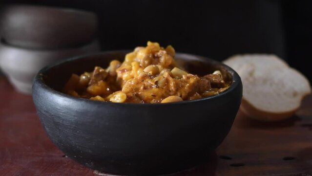 Locro tradicional argentino. Es una comida caliente, nutritiva, con prote&iacute;nas. Ideal para &eacute;pocas de fr&iacute;o. Locro con porotos, ma&iacute;z, zapallo, cebolla, embutidos, chorizos colorados. 