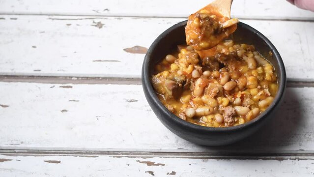 Locro tradicional argentino. Es una comida caliente, nutritiva, con prote&iacute;nas. Ideal para &eacute;pocas de fr&iacute;o. Locro con porotos, ma&iacute;z, zapallo, cebolla, embutidos, chorizos colorados. 