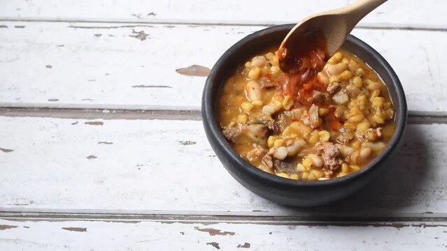 Locro tradicional argentino. Es una comida caliente, nutritiva, con prote&iacute;nas. Ideal para &eacute;pocas de fr&iacute;o. Locro con porotos, ma&iacute;z, zapallo, cebolla, embutidos, chorizos colorados. 