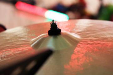 Instrument muzyczny talerz muzyka perkusisty na scenie. 
