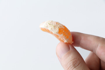 蜜柑を手で持っているポーズ（シンプル白背景）