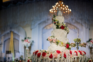 Fototapeta na wymiar Beautiful wedding cake with blur background 