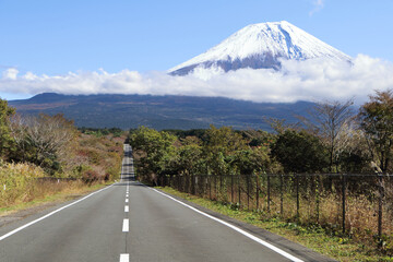 世界遺産の雄大な富士山（日本の象徴）