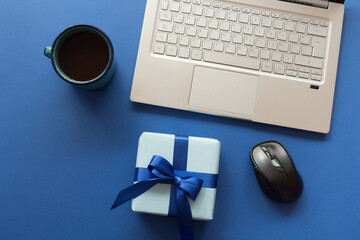 Regalo del día del padre y escritorio con computadora