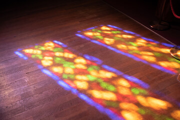 ステンドグラスの光