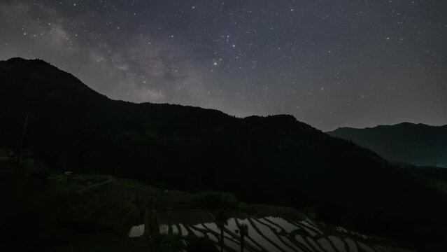 丸山千枚田に架かる天の川