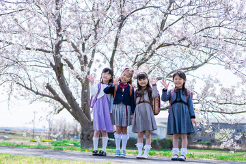 入学式の日にみんなで集まる小学生