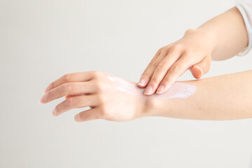 ハンドクリームをつける手元　Rough hands	