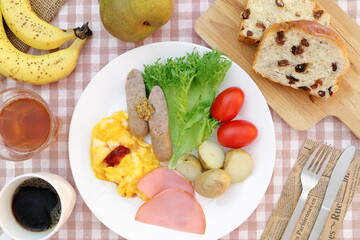 美味しそうなオムレツとオードブル