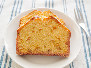 切り分けたオレンジのパウンドケーキ