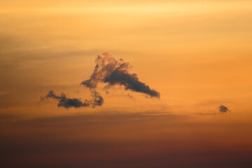 Fotografía de paisaje con nube al atardecer