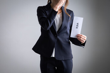 退職願を提出する女性　Retirement	
