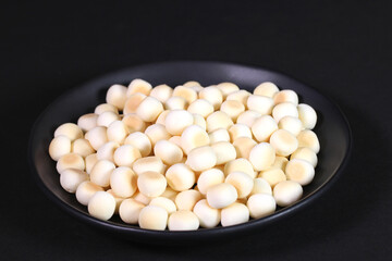 皿に盛ったタマゴボーロ