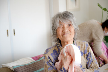 着付け指導をする年配女性