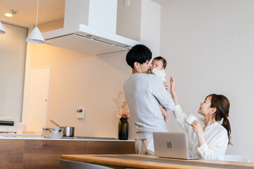 育休中のパパと働くママ