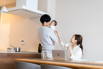 Obraz premium 育休中のパパと働くママ