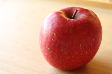 木目に置かれた可愛いリンゴ