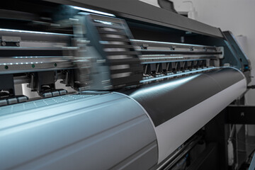 Large format digital printing machine and moving print head