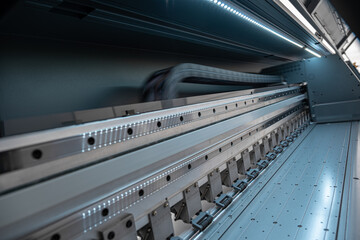 Large format digital printing machine and moving print head © ozencdeniz