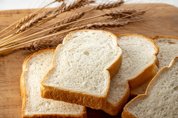 カッティングボードの上のパンと麦穂