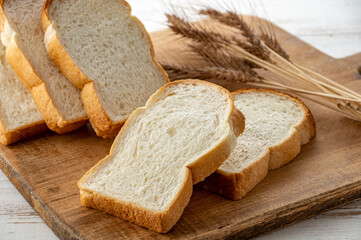 カッティングボードの上のパンと麦穂