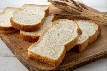 カッティングボードの上のパンと麦穂