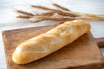 カッティングボードの上のパンと麦穂