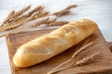 カッティングボードの上のパンと麦穂