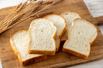 カッティングボードの上のパンと麦穂