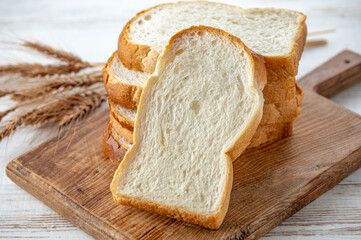 カッティングボードの上のパンと麦穂