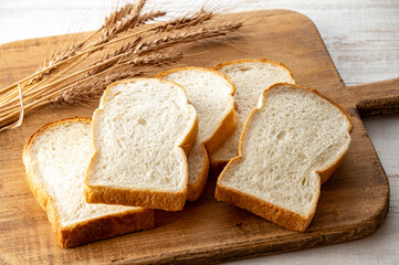 カッティングボードの上のパンと麦穂