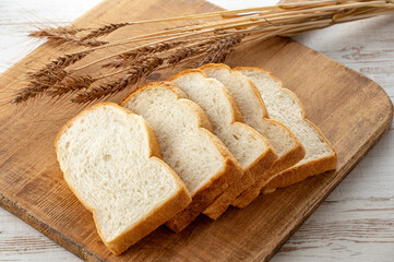 カッティングボードの上のパンと麦穂