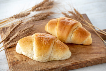 カッティングボードの上のパンと麦穂