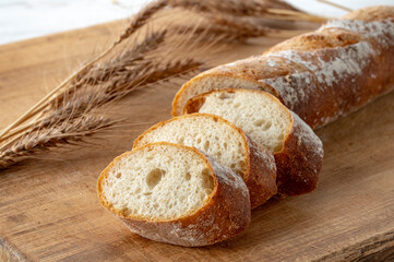 カッティングボードの上のパンと麦穂