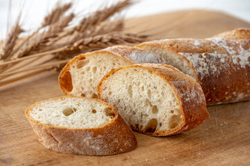 カッティングボードの上のパンと麦穂