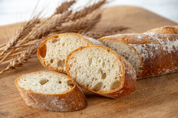 カッティングボードの上のパンと麦穂