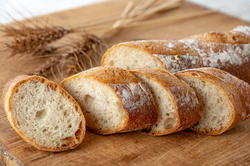 カッティングボードの上のパンと麦穂