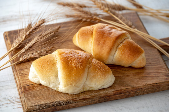 カッティングボードの上のパンと麦穂