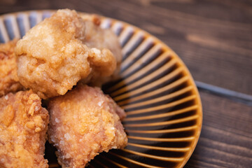 熱々の揚げたての唐揚げのクローズアップ。油で揚げた美味しい鶏肉料理。