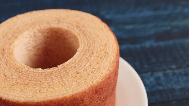 Turn the wedding gift Baumkuchen at the table during tea time